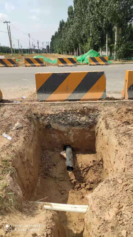 穿马路放管子